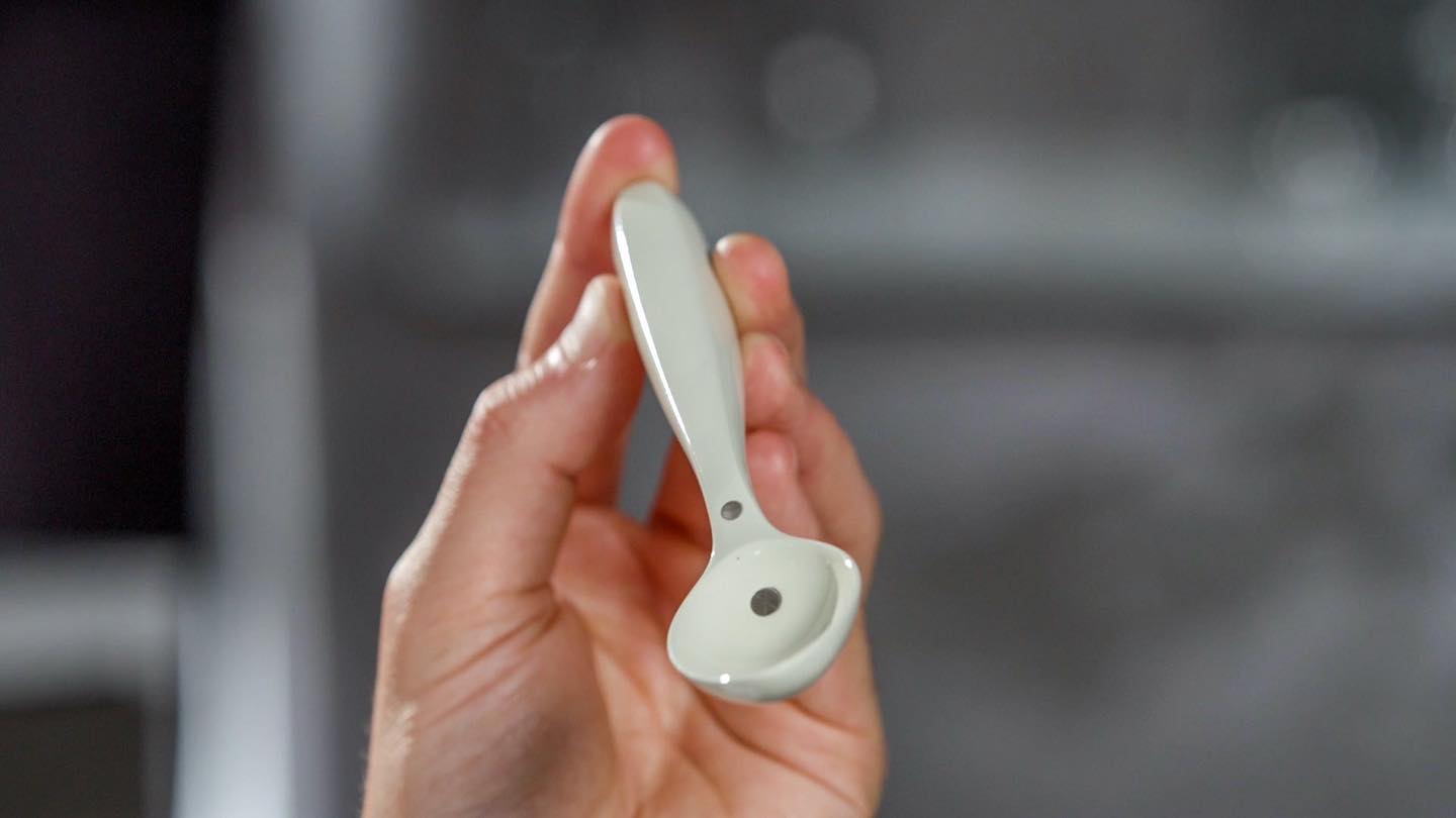 Crean una cuchara eléctrica que simula el sabor de la sal en las comidas