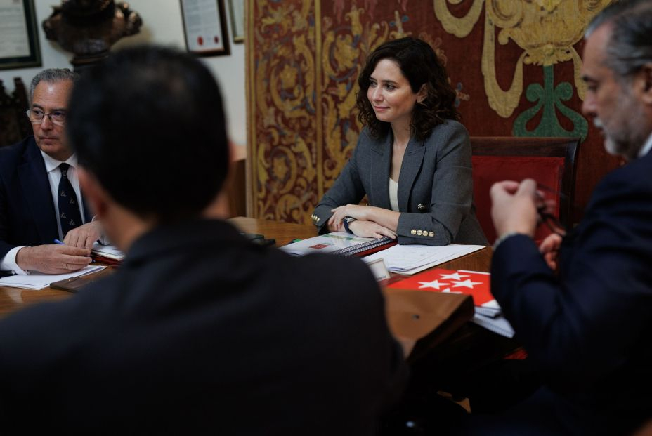 La presidenta de la Comunidad de Madrid, Isabel Díaz Ayuso, preside la reunión del Consejo de Gobierno, en el Ayuntamiento de Alcalá de Henares