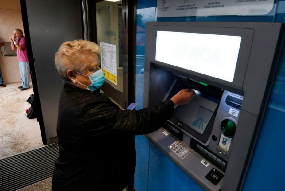 banca bancos senior cajero mayores exclusion financiera brecha digital ep