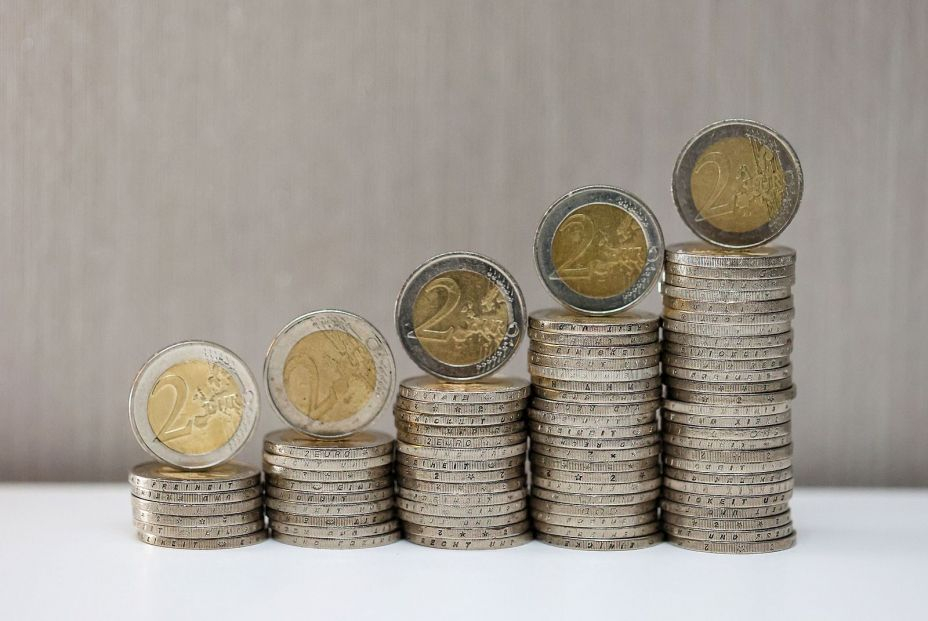 bigstock monedas dos euros apiladas bigstock monedas dos euros apiladas