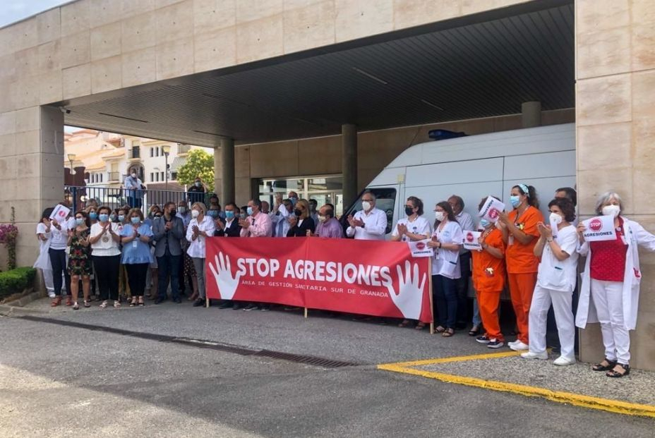 Concentración contra las agresiones a sanitarios en el Hospital de Santa Ana