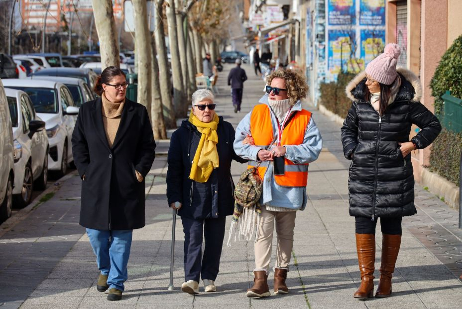 Personas en paro de larga duración trabajan como auxiliares de acompañamiento de mayores en Móstoles. Foto: Ayuntamiento de Móstoles Personas en paro de larga duración trabajan como auxiliares de acompañamiento de mayores en Móstoles. Foto: Ayuntamiento de Móstoles