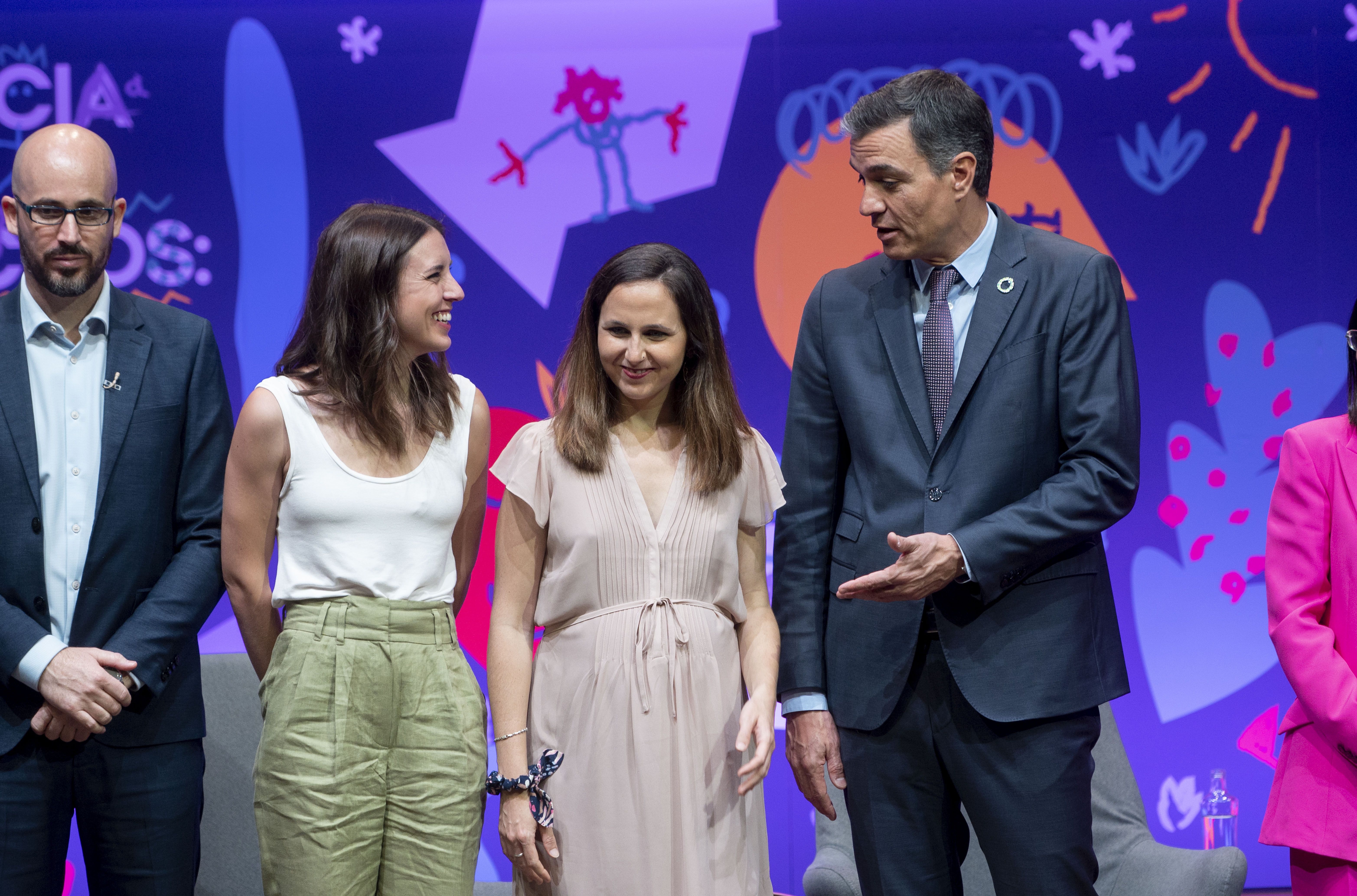 El CIS dispara al PSOE y hunde a Podemos en plena polémica de la 'ley del sólo sí es sí'