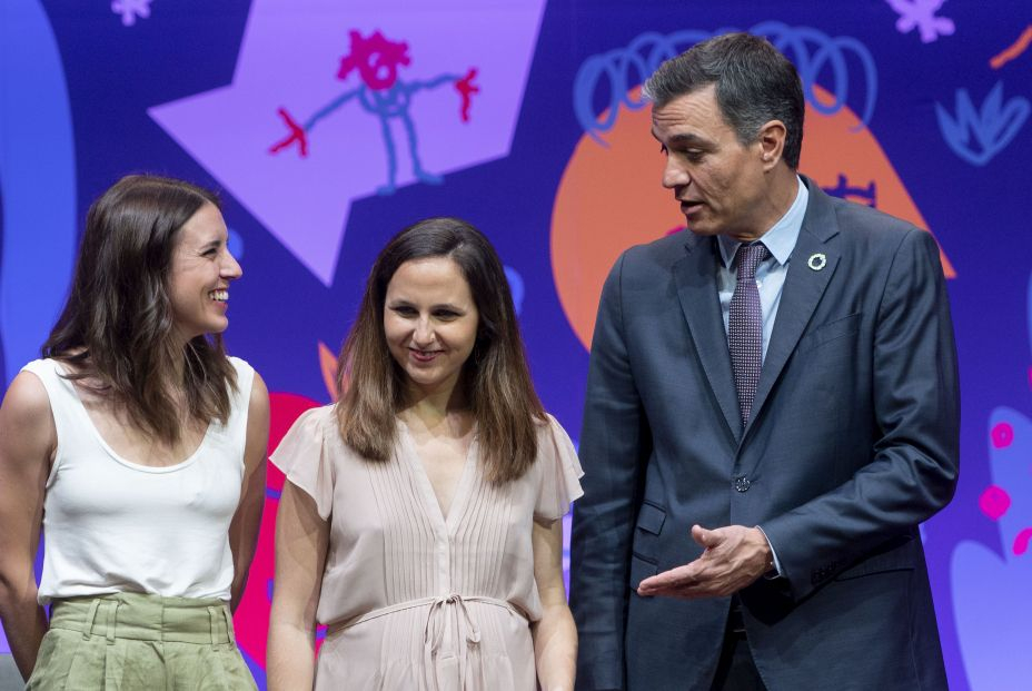 El CIS dispara al PSOE y hunde a Podemos en plena polémica de la 'ley del sólo sí es sí' El CIS dispara al PSOE y hunde a Podemos en plena polémica de la 'ley del sólo sí es sí'