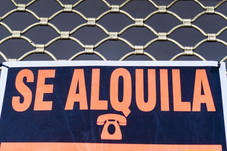 bigstock Signbord se AlquilaSpanish 428447282