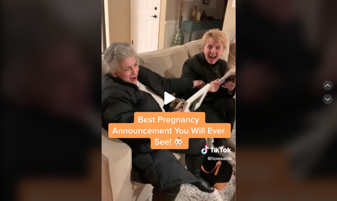 Dos mujeres causan sensación por su reacción al enterarse de que serán abuelas