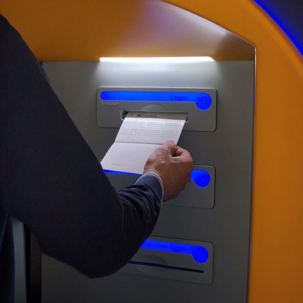 La letra pequeña de la banca para mantener las libretas de ahorro: todo son trabas 