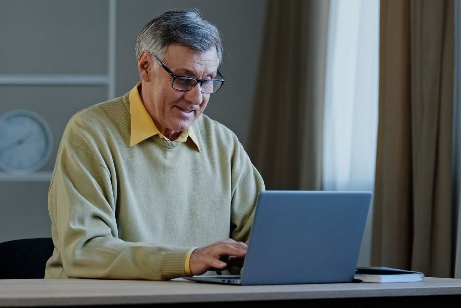 bigstock hombre mayor trabajando despacho bigstock hombre mayor trabajando despacho