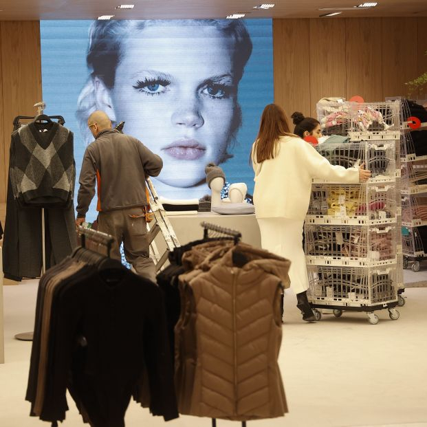 EuropaPress 4849824 varios trabajadores ultiman apertura macrotienda zara boulevard austria