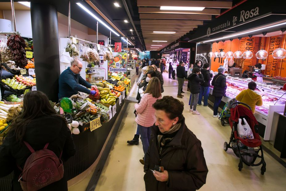 EuropaPress 4882726 grupo personas fruteria carniceria mercado abastos g9 21 diciembre 2022 EuropaPress 4882726 grupo personas fruteria carniceria mercado abastos g9 21 diciembre 2022