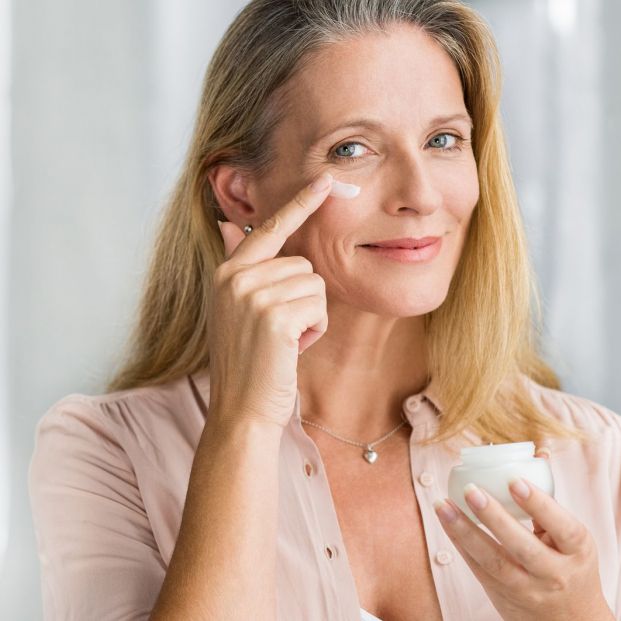 Hidratar la piel por la mañana y nutrirla por la noche Hidratar la piel por la mañana y nutrirla por la noche