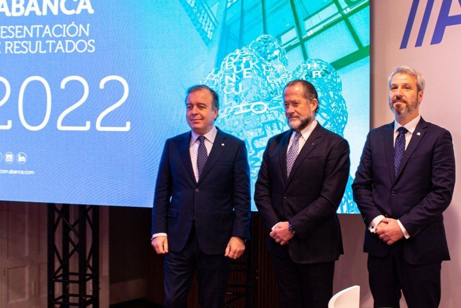 PAbanca no ha dejado de cerrar oficinas pese a su compromiso con los mayores y el medio rural. Foto: Abanca PAbanca no ha dejado de cerrar oficinas pese a su compromiso con los mayores y el medio rural. Foto: Abanca