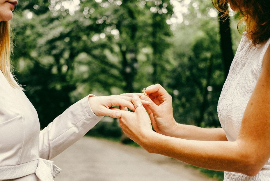 Pareja homosexual casándose Pareja homosexual casándose