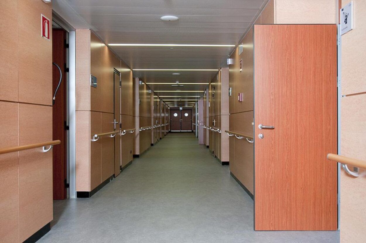 Una mujer de 85 años vive desde hace dos años en el pasillo de una residencia para estar con su hijo