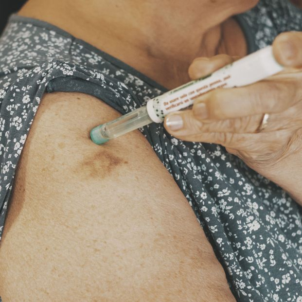bigstock Close Up Of Woman Arm With Ins 462349829