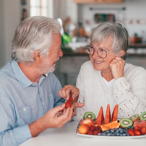 Dos personas comiendo fruta. Fuente: Bigstock Dos personas comiendo fruta. Fuente: Bigstock