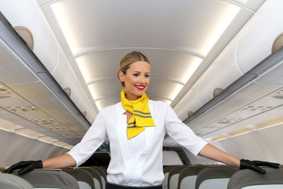 La Generalitat multa a Vueling con 30.000 euros por exigir maquillaje y tacones a sus azafatas La Generalitat multa a Vueling con 30.000 euros por exigir maquillaje y tacones a sus azafatas