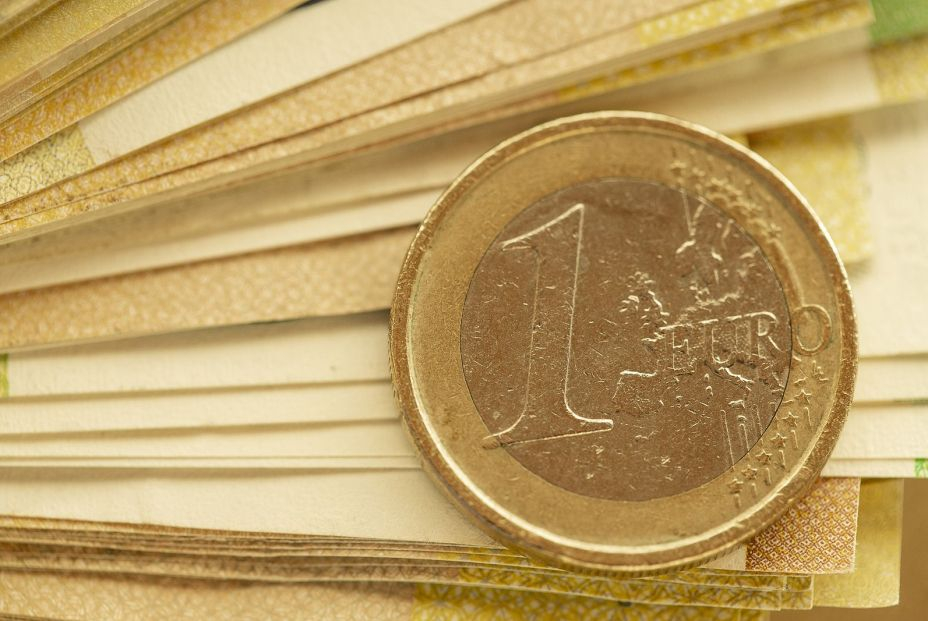 Moneda de 1 euro con el mapa de Europa Moneda de 1 euro con el mapa de Europa
