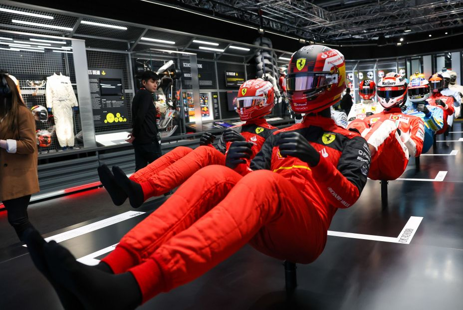 Maniquíes con trajes de carreras Maniquíes con trajes de carreras