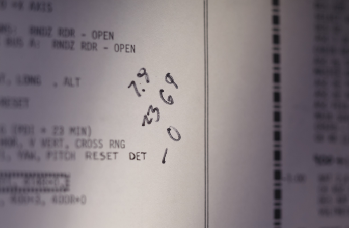 Un libro con anotaciones de Neil Armstrong y restos de polvo lunar sale a subasta Un libro con anotaciones de Neil Armstrong y restos de polvo lunar sale a subasta