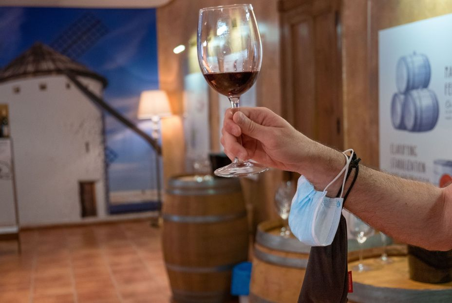 EuropaPress 4448186 viajeros procedentes madrid visitan bodega vino campo criptana 14 mayo 2022