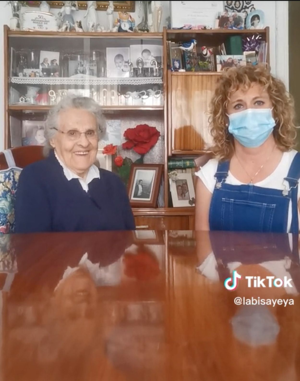 Le gasta la broma de 'la beca' a su abuela de 102 años y acaban las dos riendo a carcajadas
