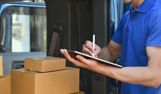 Así funciona el servicio pionero de repartidores a domicilio para mayores en Móstoles