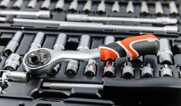 Estas 5 herramientas en el coche pueden evitar que una avería en carretera arruine las vacaciones. Foto: bigstock