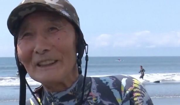 El surfero más mayor del mundo consigue el récord Guinness con 90 años