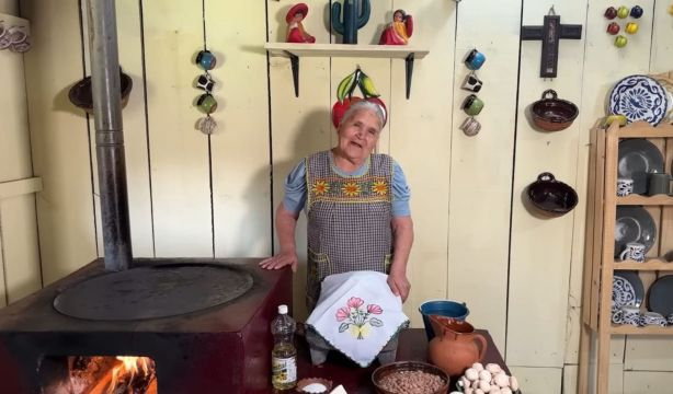 Ángela, la youtuber mexicana que comparte recetas tradicionales desde su rancho para todo el mundo. Foto: YouTube