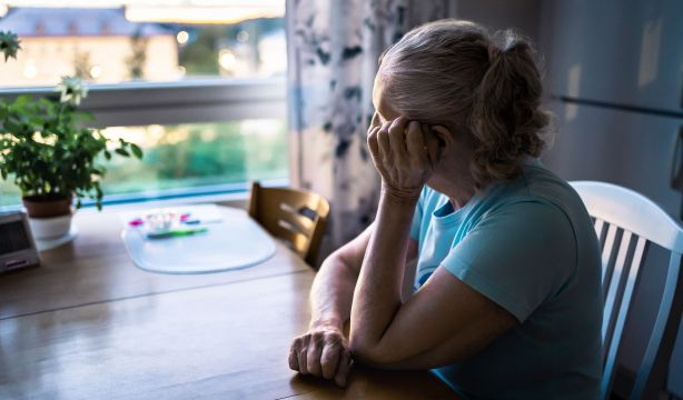 Barcelona lanza una guía para prevenir, detectar y atender la soledad no deseada en mayores. Foto: Bigstock