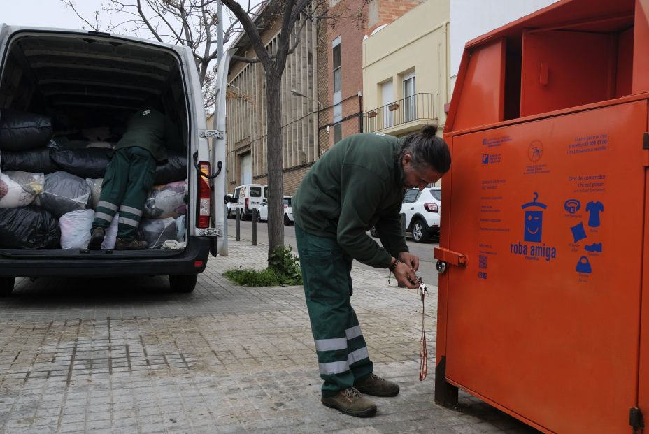 Contenedor cooperativa roba amiga Contenedor cooperativa roba amiga