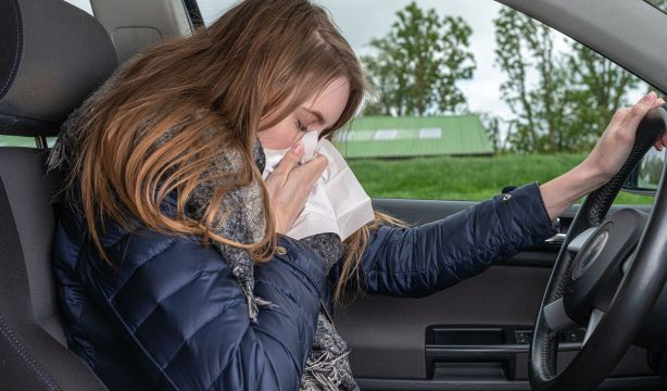 Consejos para conducir con seguridad si eres alérgico al polen