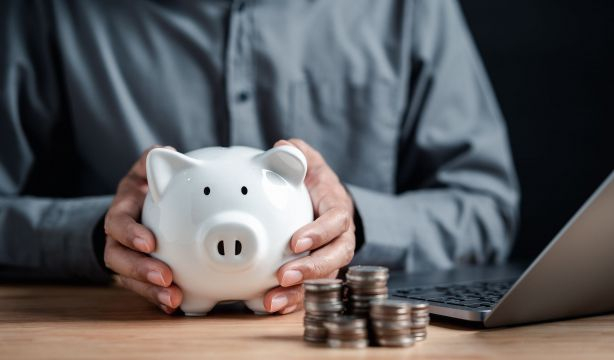 Los españoles ahorran casi 18.000 millones de euros anuales menos que los europeos