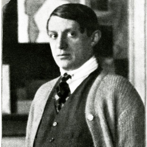 Picasso con camisa con cuello alto, chaleco, corbata y jersey en Paris. 1922 (Man Ray) Picasso con camisa con cuello alto, chaleco, corbata y jersey en Paris. 1922 (Man Ray)