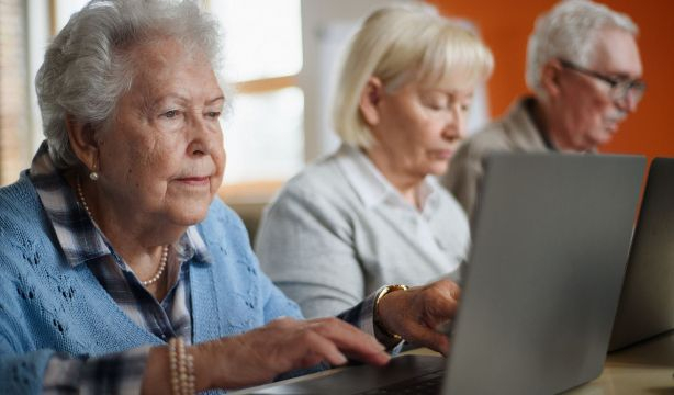 Conoce el programa de formación gratuita para mayores de CEOMA: estos son los cursos para 2025