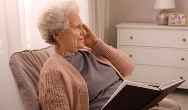 Tener pensamientos positivos sobre la edad mejora la recuperación del deterioro cognitivo. Foto: Bigstock