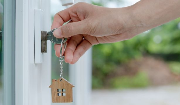 Detenido un trabajador de una residencia por robar casas de varios mayores quitándoles las llaves