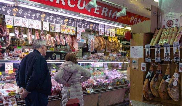 Bajar el IVA no funciona: azúcar, aceite de oliva o leche cuestan el 50%-30% más que hace un año