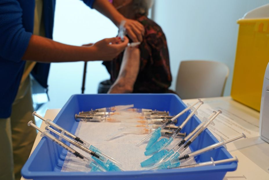 Demostrada la eficacia de la vacuna adaptada de Pfizer contra el Covid en mayores de 65 años