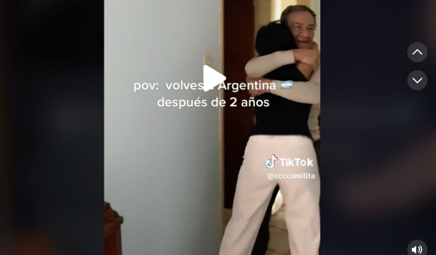 El video más tierno del día: una nieta sorprende a su abuelo tras dos años sin verse