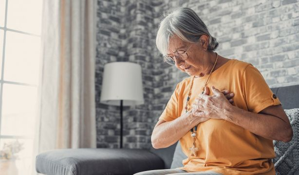 Desayunar y cenar tarde aumenta el riesgo de enfermedad cardiovascular, según un nuevo estudio