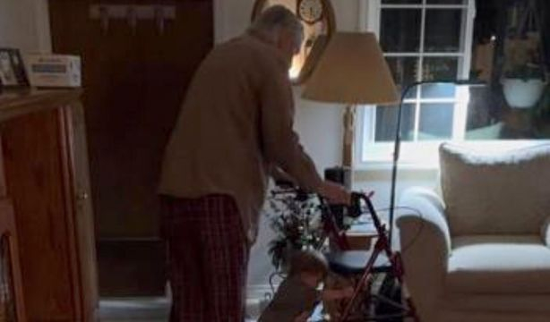 VÍDEO: El tierno momento en el que un hombre de 88 años ayuda a su bisnieta de 14 meses a caminar