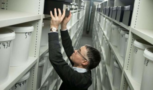 El doctor Nielsen con la colección (BBC)