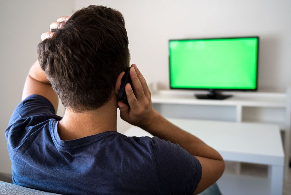 Más de la mitad de los españoles ve la televisión con el móvil en la mano Más de la mitad de los españoles ve la televisión con el móvil en la mano