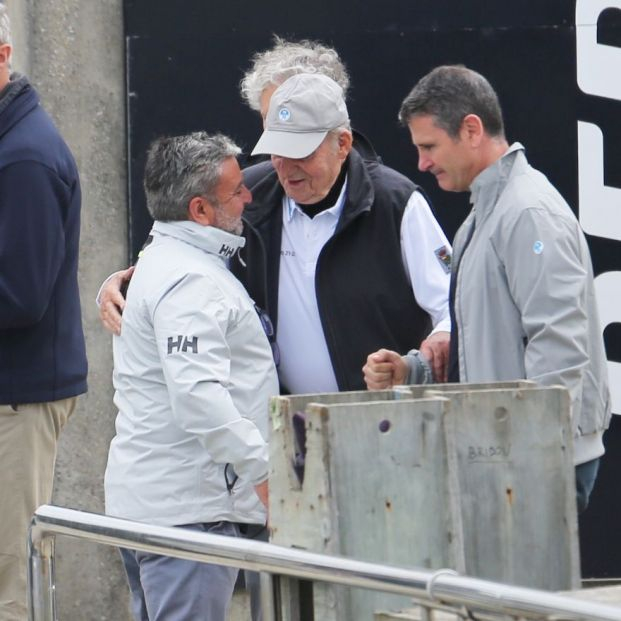 El Rey Juan Carlos navega a bordo del Bribón en Sanxenxo