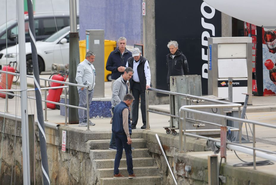 El Rey Juan Carlos navega a bordo del Bribón en Sanxenxo