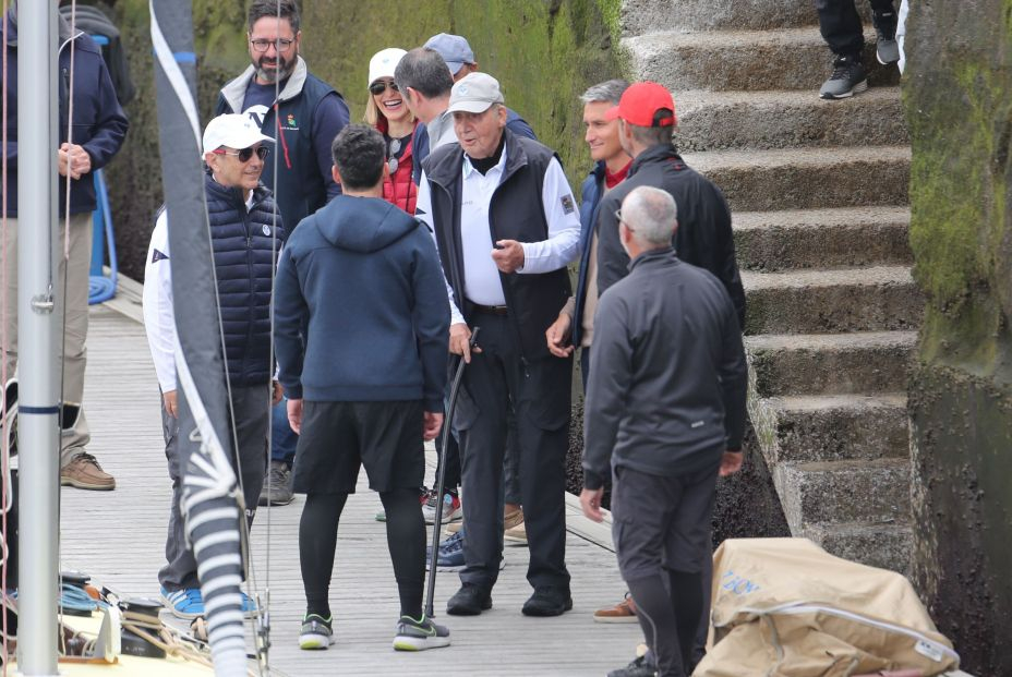 El Rey Juan Carlos navega a bordo del Bribón en Sanxenxo