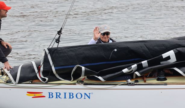 El Rey Juan Carlos navega a bordo del Bribón en Sanxenxo