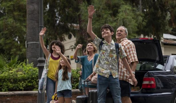 Llega a los cines 'Vaya vacaciones', que aborda en clave de humor el síndrome del abuelo esclavo